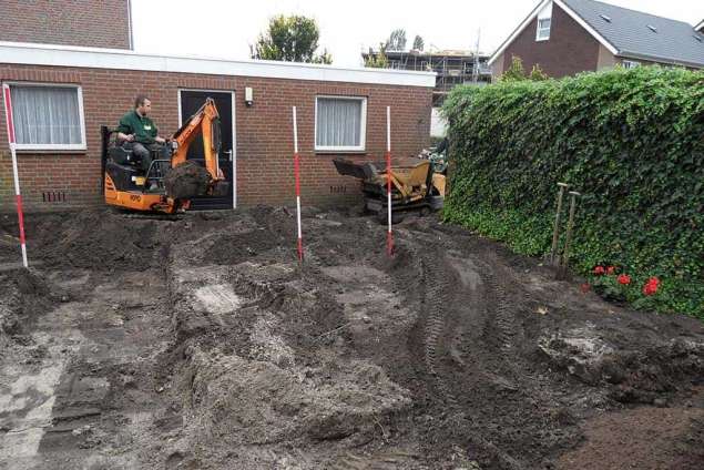 uitgraven achtertuin in Loon op Zand Kaatsheuvel, afvoeren zwarte grond en leveren puingranulaat voor ondergrond bestrating, aftrillen gebroken puin in Tilburg Breda Oisterwijk Eindhoven Veldhoven Moergestel